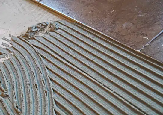 Du carrelage en train d'être posé en pose scellée