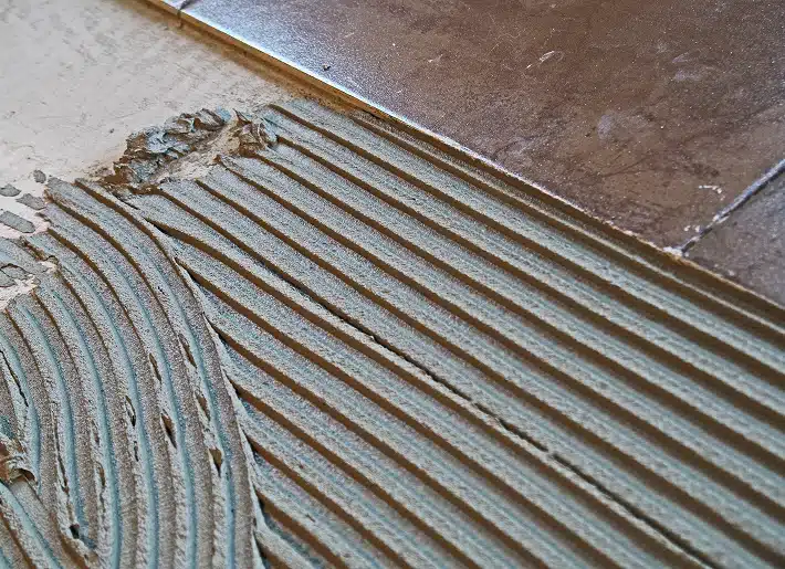 Du carrelage en train d'être posé en pose scellée